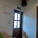 まいにち食堂 - 入り口上のスピーカーも雰囲気あります