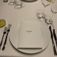 MILANO｜GRILL - お品がきは開いて直ぐ閉じる。
                    字が非常に小さい。
                    しかめっ面して目を細めても多分見えない大きさだとわかったので、3人とも初めから見る気なし。