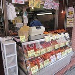 彦坂牛肉店 - 揚物ショーケースの様子。