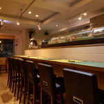 trattoria e poi - 内観カウンター（夜）