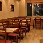 trattoria e poi - 内観テーブル席（夜）