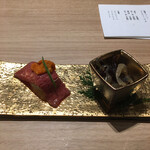 和牛 まつした 吟匠邸 - 炙り雲丹肉寿司(近江牛ラムシン)+添え物はキクラゲとクラゲ？