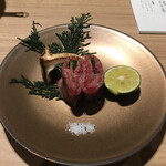 和牛 まつした 吟匠邸 - 極上トロタンと香味葱の肉汁溢れるミルフィーユ焼き(近江牛イチボ)、カボスを添えて