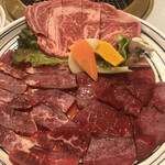 焼肉ばんばん - 甲州ワインビーフセット。左がカルビ、右がロース、上が上ロース。すべて甲州ワインビーフ。