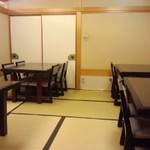 Saryou Mochi Duki - お座敷にテーブル。