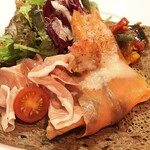 オブスキュール - サーモン、生ハムがのっています