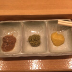 小田原おでん 本陣 - 薬味は梅味噌、柚子胡椒、辛子…の3種類