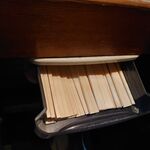 一条流がんこ総本家分家四谷荒木町 - 割り箸はカウンターの下の引出しにあります！