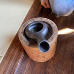 火鉢かふぇ 壽庵 - 火鉢で焙じ器の緑茶を焙じれば、部屋中茶の香ばしい香り漂います。