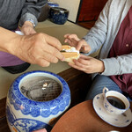 火鉢かふぇ 壽庵 - マシュマロは指で簡単に崩れ流れ出します。