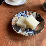 火鉢かふぇ 壽庵 - 明治時代の古伊万里焼に乗った餅