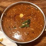 DOLI - ランチメニュー「ガーリックチーズナンセット」(1200円)の日替わりカレー