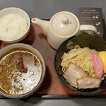らーめん 三日月 - カレーつけ麺HOT(小ﾗｲｽ付)♬︎
            麺小盛り(1玉)…1000円