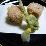 Akitaya 草庵 - 揚げ物：烏賊真薯の紅白新引粉揚げ、こごみ