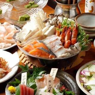 The ``Sea Banquet Course'' for 4,000 yen is an attractive combination of Seafood hotpot and five sashimi dishes!