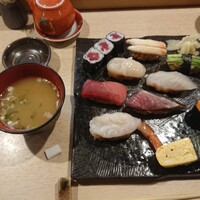 豊鮨 - ぼたんにぎりをいただこうと思ったら味噌汁が提供されたw 202011