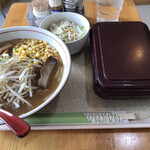 竹の家 - たっぷりランチ180円、みそラーメン650円