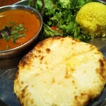 タンドールバル カマルプール - 日替わりカレー800円＋チーズクルチャ200円