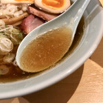 中華そば 麦萬 - 味玉入り中華そば　スープ