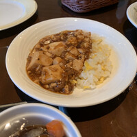 クロスダイン - 麻婆&チャーハン！！嬉しいコンボで盛り付けてくれます。
                    もう少し熱さが有ればもっといい！！