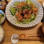 味わい食堂　ひねもすのたり - 油淋鶏960円。定食になってます
      小鉢も２つ、デザートも付いてお値うちかと