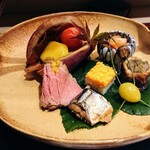 Hassun - 八寸は、錦玉子、柿なます、鴨ロース、鰻八幡巻き、鰯煮、サーモン、栗蜜煮