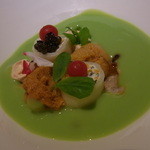 エクアトゥール - オードブル　紫ウニ　イクラ　キャビア　リコッタチーズ　グリンピースのスープ掛け