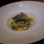 エクアトゥール - ポアソン　日向灘のヒラスズキの鱗焼き　ツブ貝と白ウド　ジュンサイの軽いソース　海葡萄のアクセント