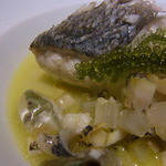 エクアトゥール - ポアソン　日向灘のヒラスズキの鱗焼き　ツブ貝と白ウド　ジュンサイの軽いソース　海葡萄のアクセント