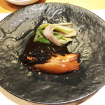 一碗水 - 燻煨肉(皮付き豚バラ肉スモーク 香茸のソース、山形赤ねぎ)