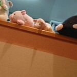 ゆうたく - カウンターのぬいぐるみたち。
      豚肉を使った料理を味わえるお店だけはありますね。