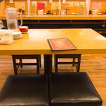 Ramemmarui - テーブル席・厨房側のカウンター席
