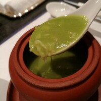 華都飯店 - アボカドのスープがホッコリしていて美味しかったので、家でも作ってみようと思いました。
                    カニ身じゃなくササミにしちゃうし、ベースの出汁も鶏ガラスープの素とか使っちゃうけども。