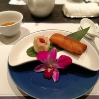 華都飯店 - 蘭の花は素敵だけど、点心2種が焼売&春巻きって普通過ぎて悲しい。翡翠餃子とか大根餅とかにして欲しいなー。
