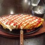 お好み焼き遊 - オムそばです。美味しいですが２０分以上待たされたのでは・・・・