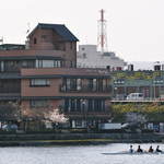 Shin Oumi Bekkan - 対岸から見た当館