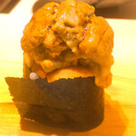 すが弥 - 青森のバフンウニと釧路のムラサキウニ。顎が外れるので、とても一口ではいただけません。上部のウニを数房、つまみでいただいちゃいました