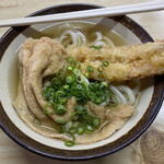 讃岐うどん がもう - ひやあつにお揚げとちくわ天です