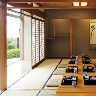 座敷とテーブル席の貸切利用で最大62名様対応可能