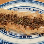 熱々肉汁餃子 あじくら - ★黒餃子 300円 全然、胡椒が感じられないし、サイズも通常の半分！