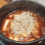 熱々肉汁餃子 あじくら - ★★麻婆豆腐 650円 メチャクチャ辛くて味が分からないし、熱々でなかなか減らない。