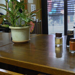 なかとら食堂 - 落ち着くテーブル席です