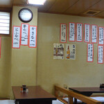 なかとら食堂 - お品書きは短冊が壁に貼られています