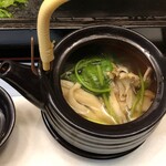 伊勢屋 - 天然マイタケの土瓶蒸し