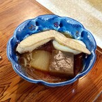 鳥平 - お通しの煮物。