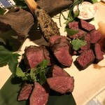 マタギ東京 - 同店名物のマタギ盛り。エゾ鹿ロース肉ステーキ、エゾ鹿内モモ肉ステーキ、自家製のネギ味噌が付いた豪快な盛り合わせです。