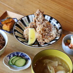 あんだんち食堂 - 国産鳥の塩麹からあげ定食1,100円(税込)
桜中味噌の塩麹を使ったアンダンチで人気のジューシーなからあげです。