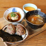 あんだんち食堂 - のりのり俵おにぎりと豚汁セット330円(税込) (有)まるご食品ののりのりこんかつを混ぜ込んだおにぎりに、のり工房矢本の味付け海苔を添えて。