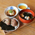 あんだんち食堂 - のりのり俵おにぎりと白石温麺セット330円(税込) (有)まるご食品ののりのりこんかつを混ぜ込んだおにぎりに、のり工房矢本の味付け海苔を添えて。