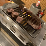 焼肉ここから - 厚切りタンと厚切りハラミ。店員さんが焼いてくれる♪